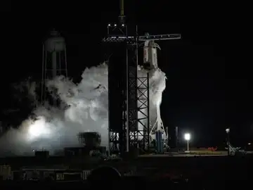 El cohete SpaceX Falcon 9 que transporta la nave espacial Crew Dragon El cohete SpaceX Falcon 9 que transporta la nave espacial Crew Dragon