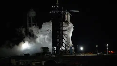 El cohete SpaceX Falcon 9 que transporta la nave espacial Crew Dragon El cohete SpaceX Falcon 9 que transporta la nave espacial Crew Dragon