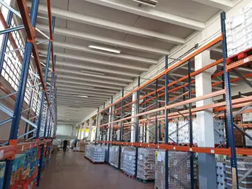 Estanterías vacías en los Bancos de Alimentos Estanterías vacías en los Bancos de Alimentos