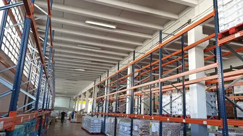 Estanterías vacías en los Bancos de Alimentos Estanterías vacías en los Bancos de Alimentos