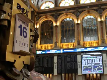El IBEX 35 sube un 3,84 % y supera los 8.000 puntos por el avance de la vacuna de Moderna y la venta de BBVA El IBEX 35 sube un 3,84 % y supera los 8.000 puntos por el avance de la vacuna de Moderna y la venta de BBVA