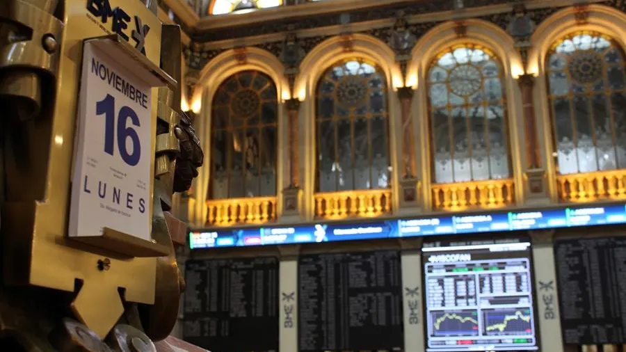 El IBEX 35 sube un 3,84 % y supera los 8.000 puntos por el avance de la vacuna de Moderna y la venta de BBVA El IBEX 35 sube un 3,84 % y supera los 8.000 puntos por el avance de la vacuna de Moderna y la venta de BBVA