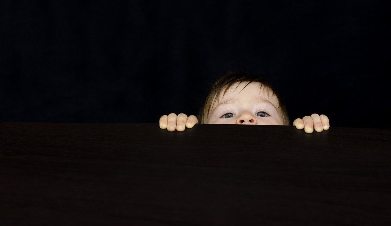 Niño curioso