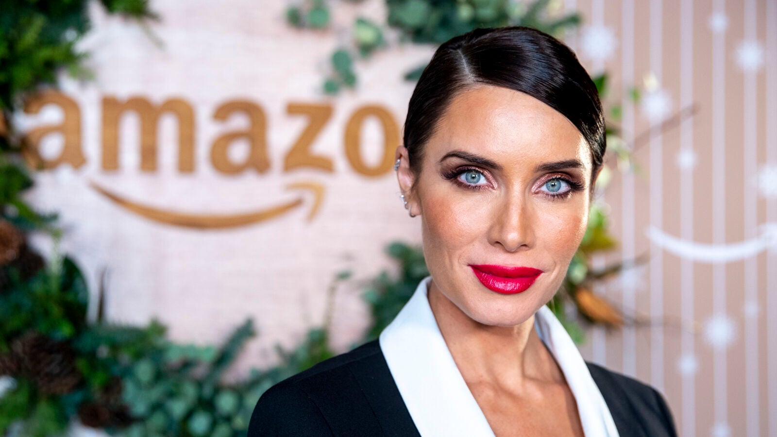 La comentadísima imagen de Pilar Rubio en la nieve rodeada de lobos: 