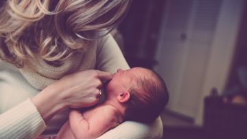 Una madre con su bebé recién nacido