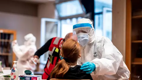 Un sanitario realiza una PCR en Italia Un sanitario realiza una PCR en Italia