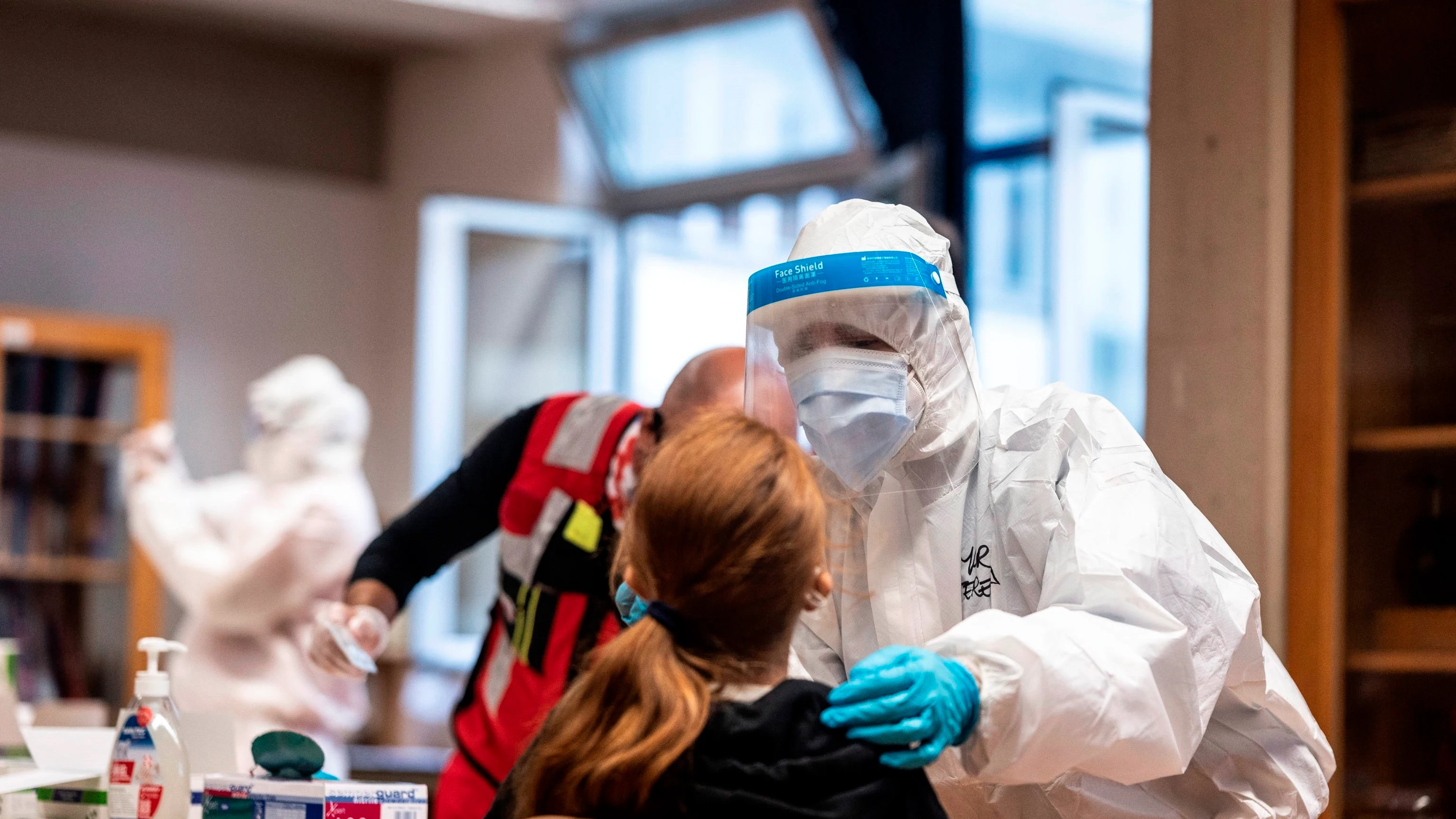 Un sanitario realiza una PCR en Italia Un sanitario realiza una PCR en Italia