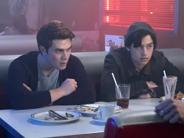 KJ Apa y Cole Sprouse en 'Riverdale' KJ Apa y Cole Sprouse en 'Riverdale'