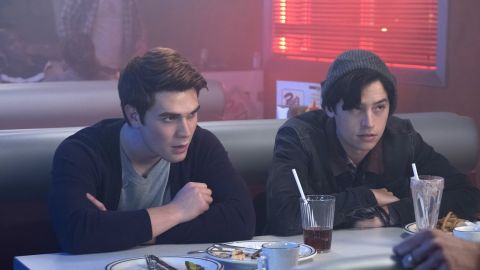 KJ Apa y Cole Sprouse en 'Riverdale'