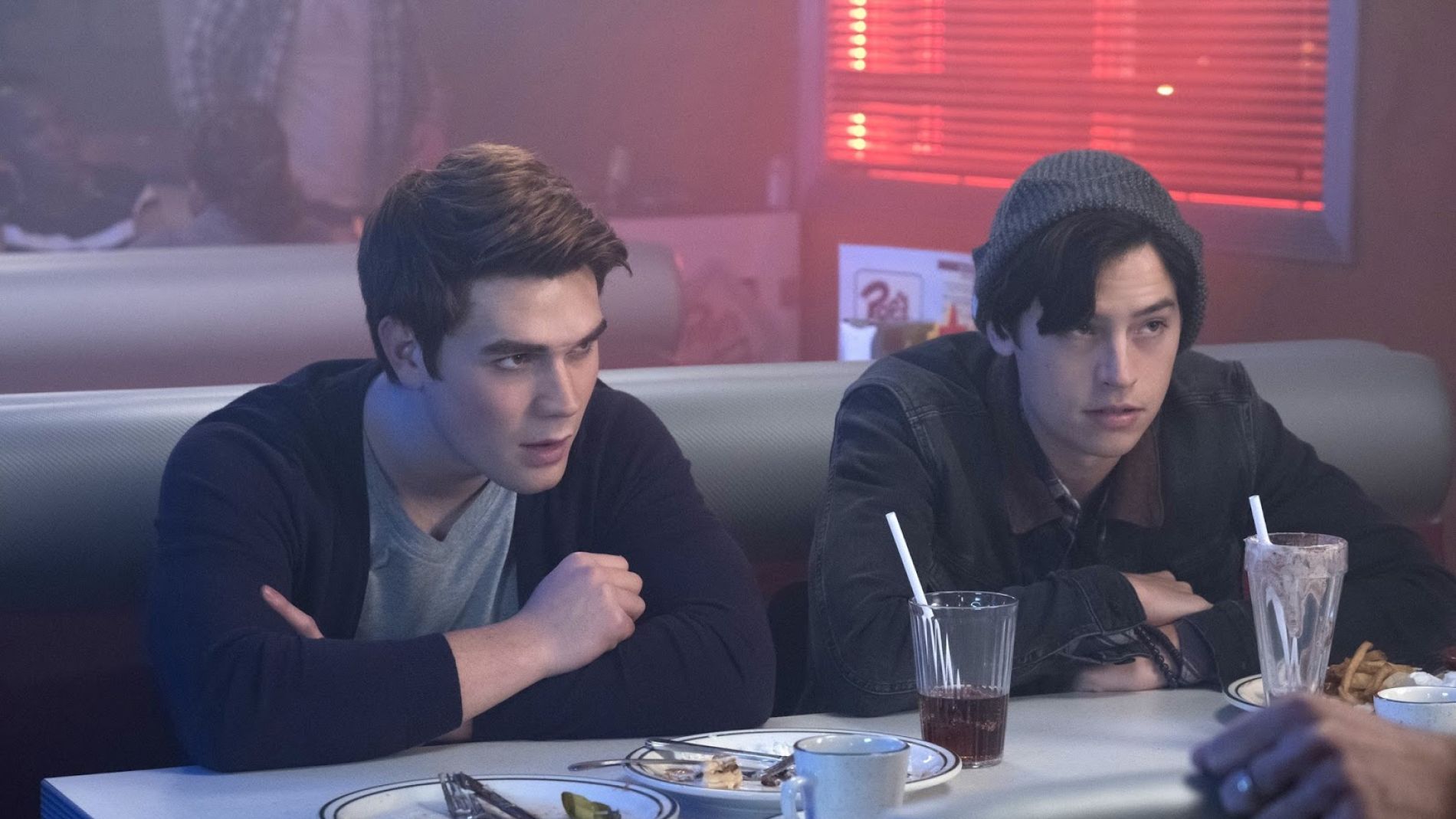 KJ Apa y Cole Sprouse en 'Riverdale'