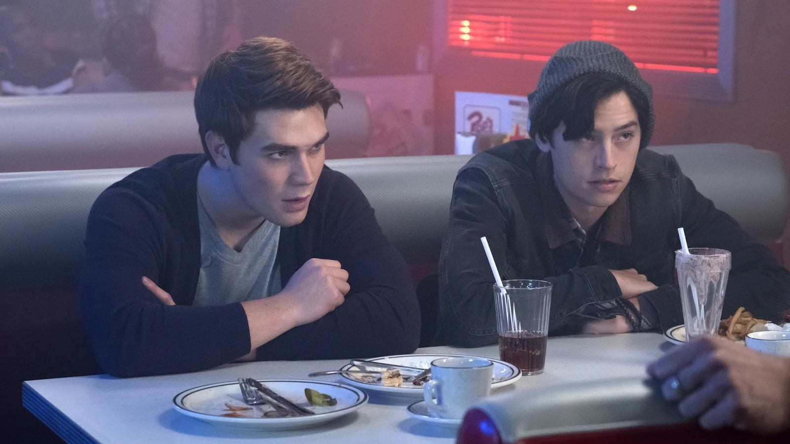 KJ Apa y Cole Sprouse en 'Riverdale'