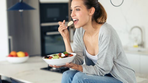 Comiendo ensalada