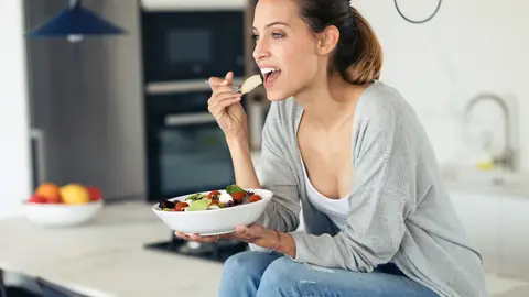Comiendo ensalada Comiendo ensalada