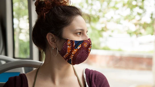 Chica con mascarilla Chica con mascarilla