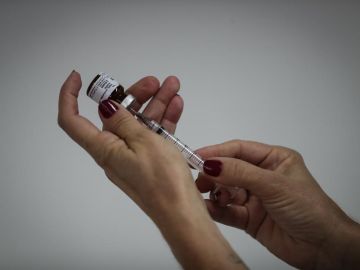 Una enfermera se prepara para aplicar una vacuna