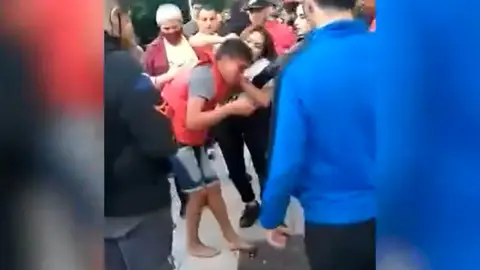 Momento en el que Brisa apaliza al ladrón Momento en el que Brisa apaliza al ladrón