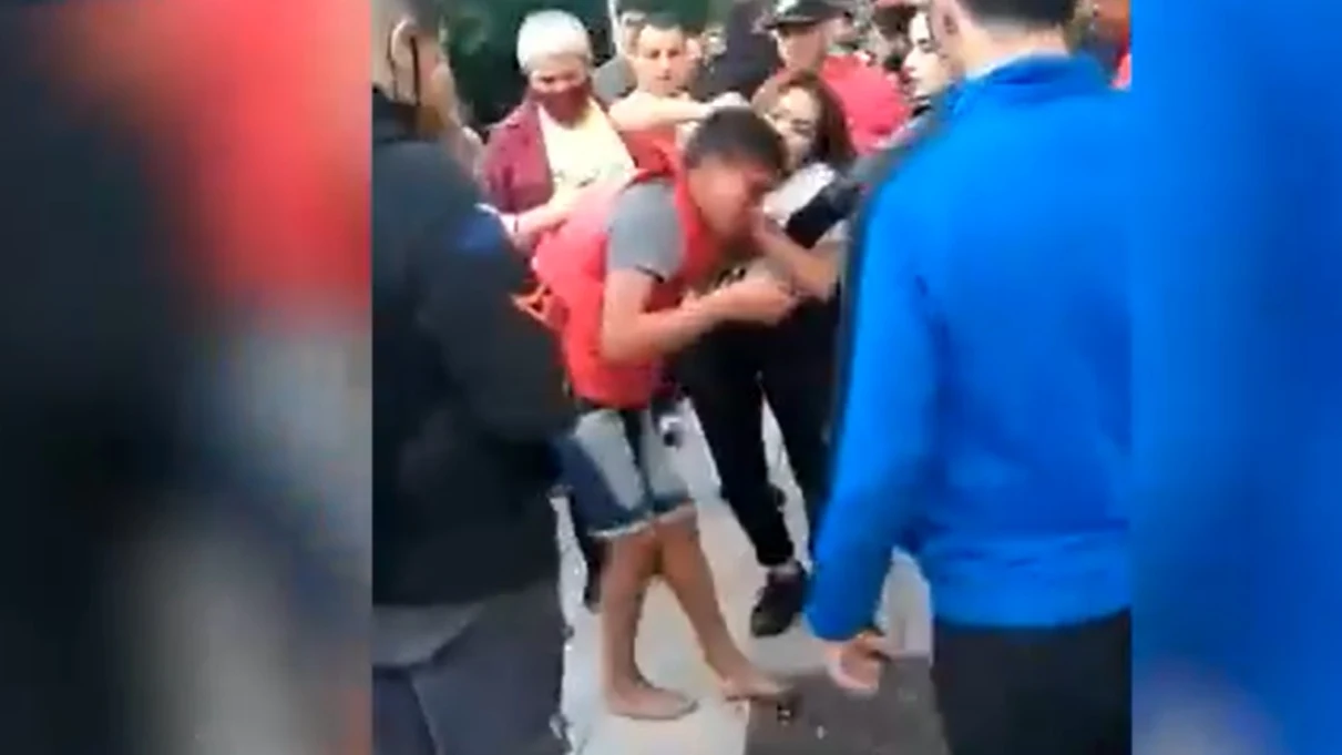 Momento en el que Brisa apaliza al ladr&oacute;n