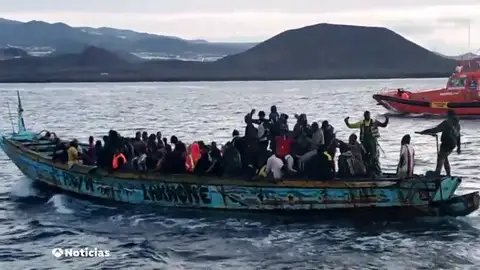 Enfado en el sector turístico canario por las consecuencias de tener que alojar inmigrantes en hoteles Enfado en el sector turístico canario por las consecuencias de tener que alojar inmigrantes en hoteles