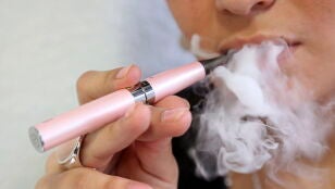 Una persona fumando con un cigarrillo electr&oacute;nico