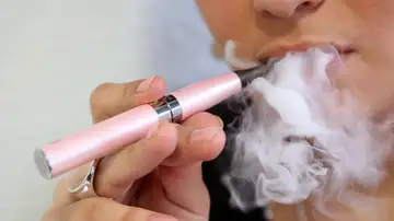 Una persona fumando con un cigarrillo electrónico