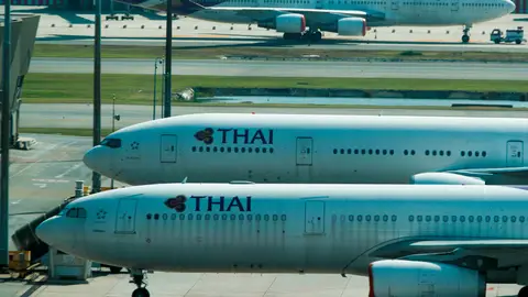 Aviones de Thai Airways, en un aeropuerto Aviones de Thai Airways, en un aeropuerto