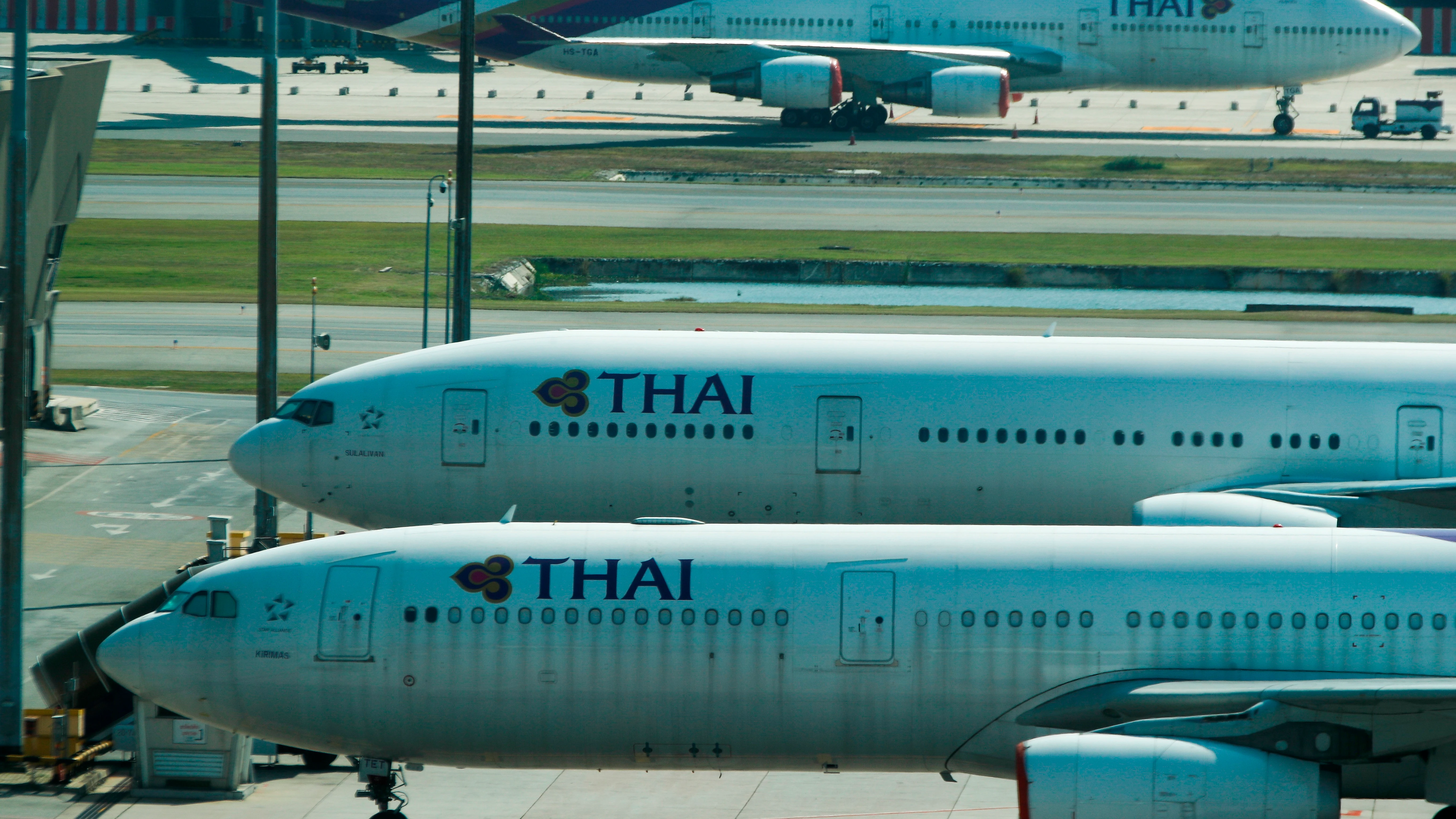 Aviones de Thai Airways, en un aeropuerto Aviones de Thai Airways, en un aeropuerto