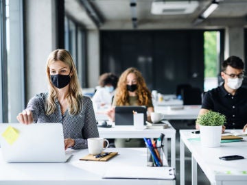 Trabajadores con mascarilla