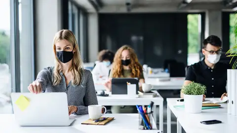 Trabajadores con mascarilla Trabajadores con mascarilla