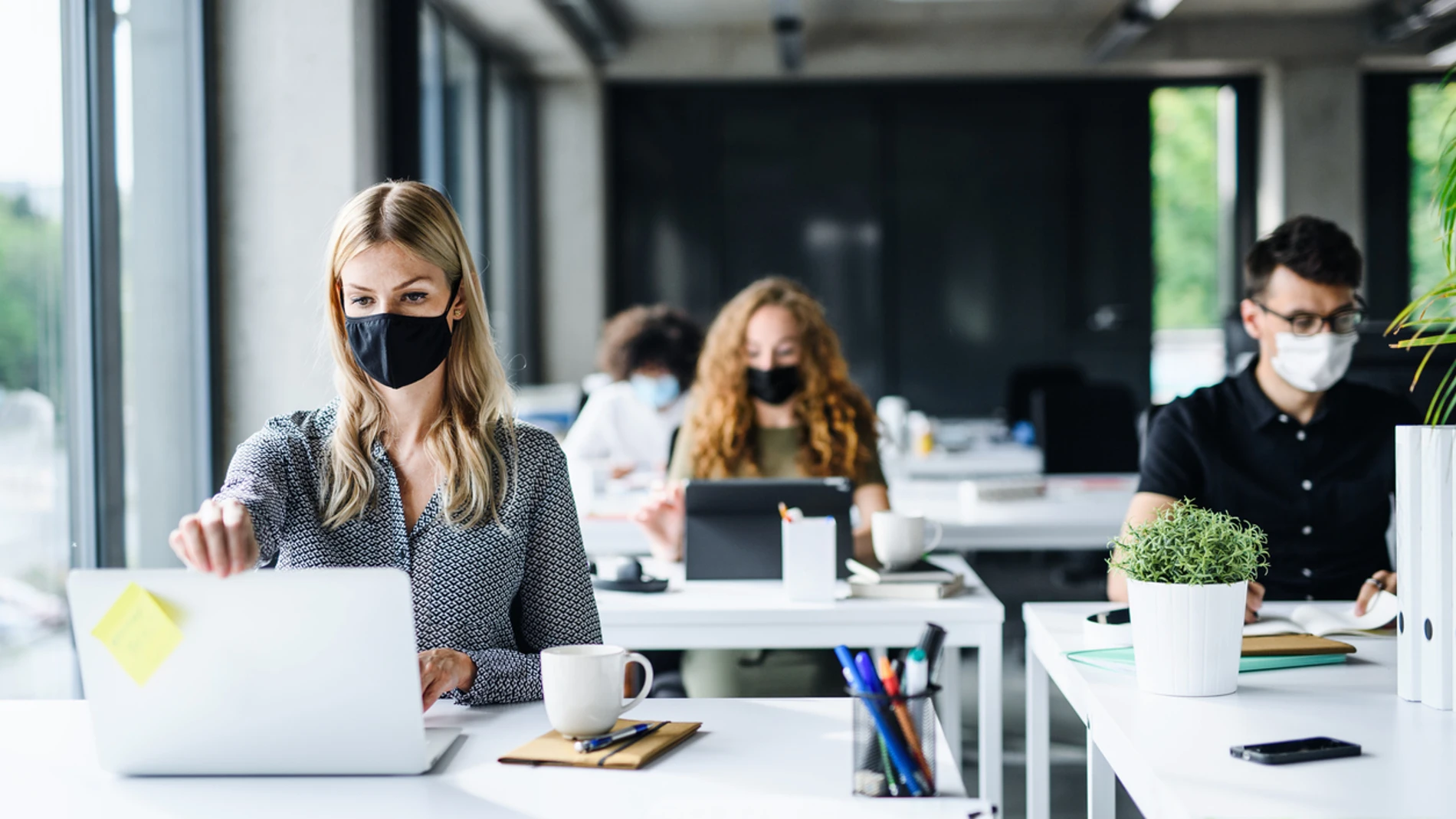 Trabajadores con mascarilla Trabajadores con mascarilla