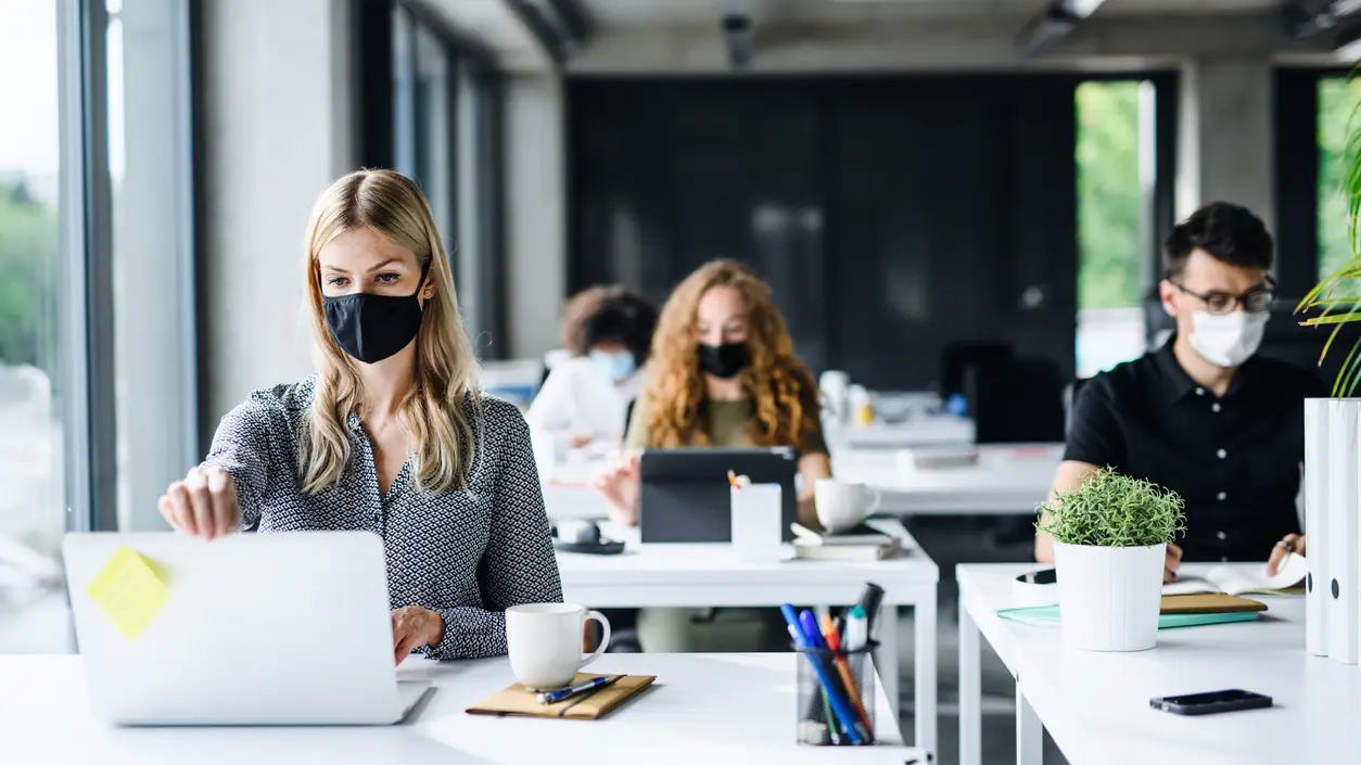 Trabajadores con mascarilla Trabajadores con mascarilla