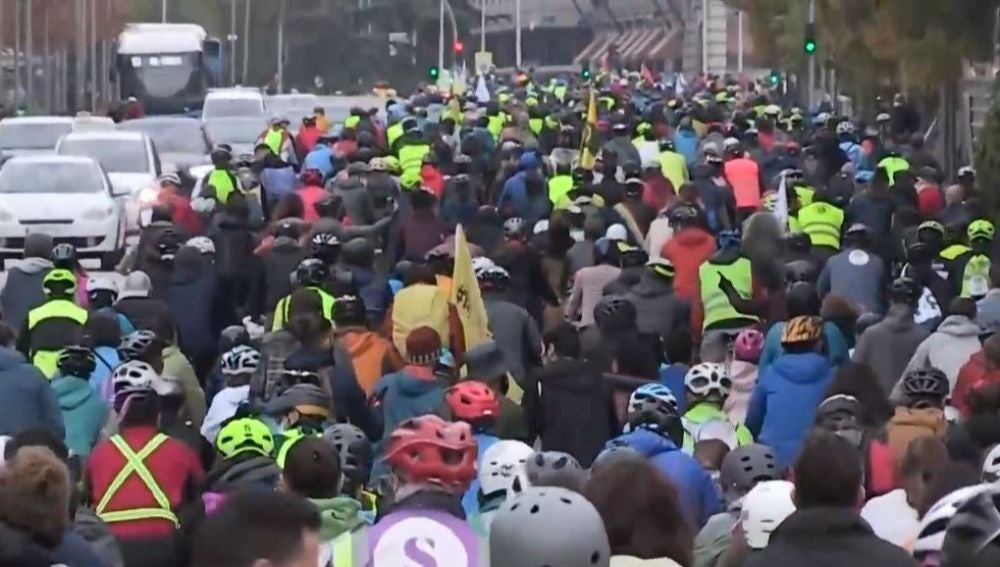 Miles de personas se manifiestan en Madrid para exigir carriles bici seguros al Ayuntamiento