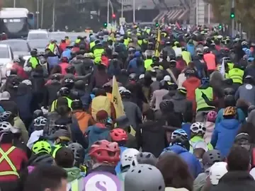 Miles de personas se manifiestan en Madrid para exigir carriles bici seguros al Ayuntamiento Miles de personas se manifiestan en Madrid para exigir carriles bici seguros al Ayuntamiento