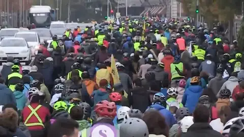 Miles de personas se manifiestan en Madrid para exigir carriles bici seguros al Ayuntamiento Miles de personas se manifiestan en Madrid para exigir carriles bici seguros al Ayuntamiento