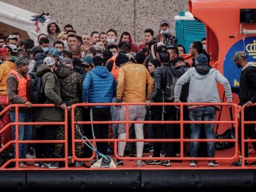 Inmigrantes llegan a bordo de una patrullera de Salvamento Marítimo al puerto de Arguineguín