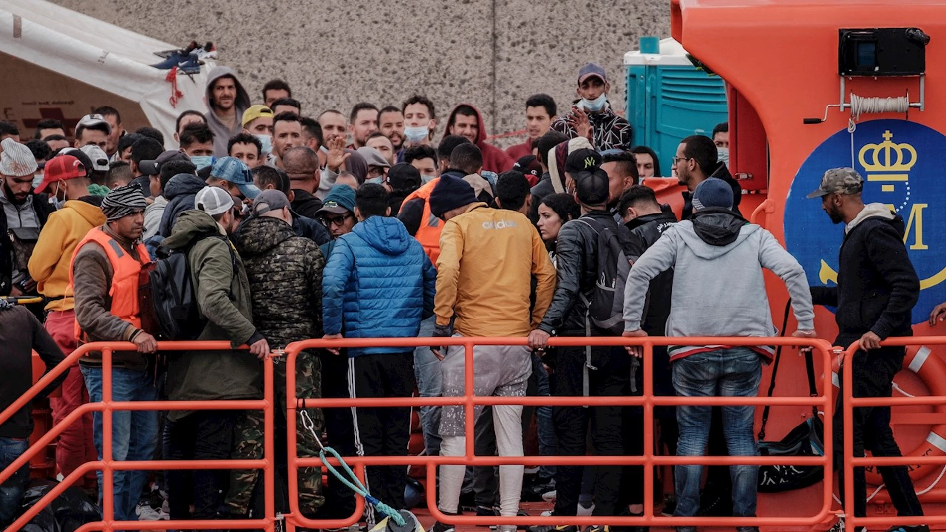Inmigrantes llegan a bordo de una patrullera de Salvamento Marítimo al puerto de Arguineguín Inmigrantes llegan a bordo de una patrullera de Salvamento Marítimo al puerto de Arguineguín