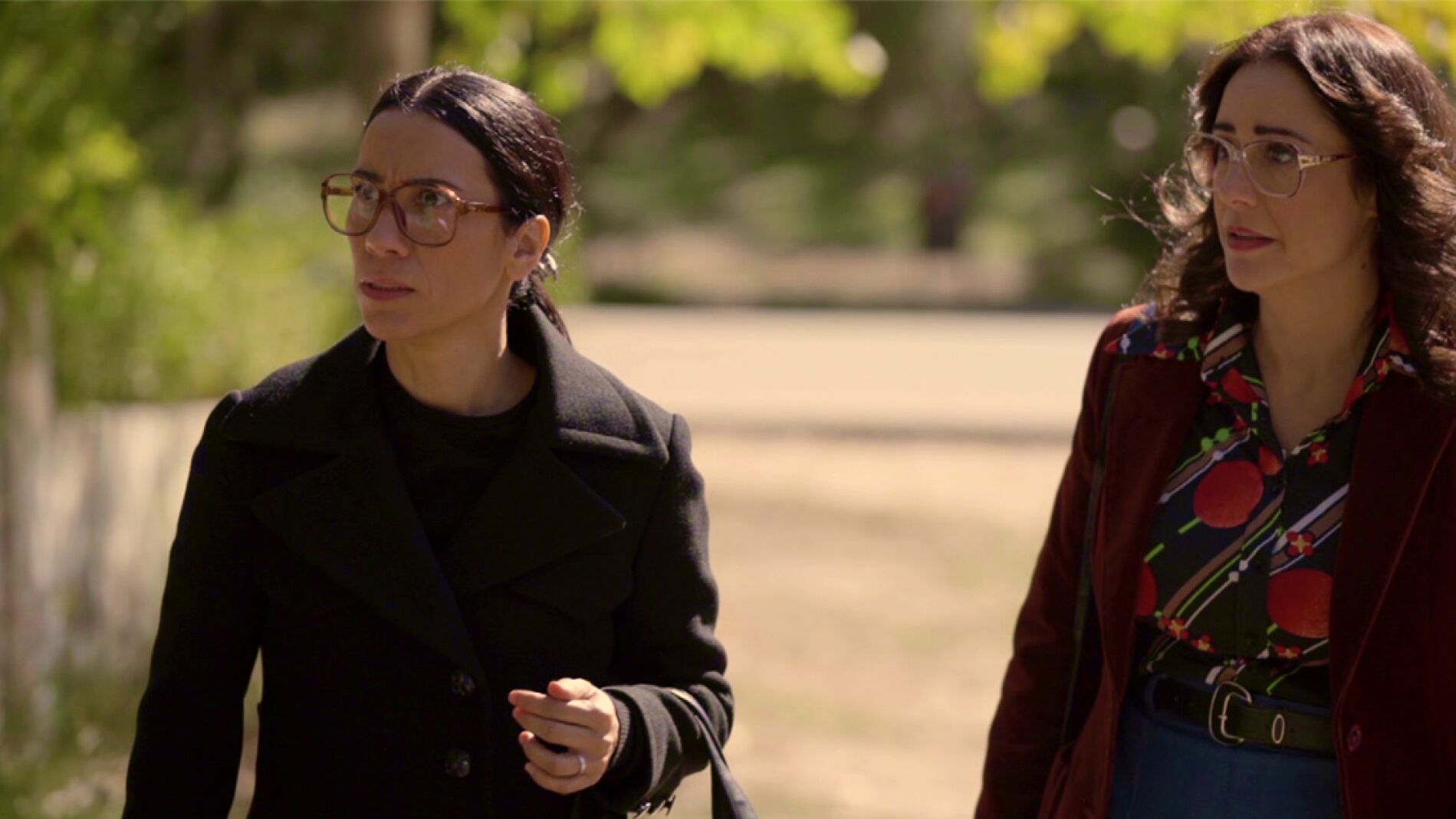 Manolita y Cristina descubren a Paco deshaciéndose de unos objetos sospechosos