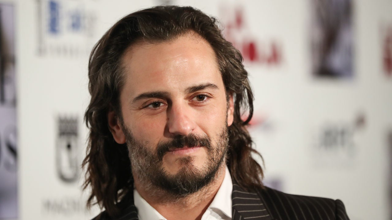 El Beso De Asier Etxeandia Con Su Pareja Jose Luis Huertas Con El Que Celebran Mas De 12 Anos De Relacion Flipboard