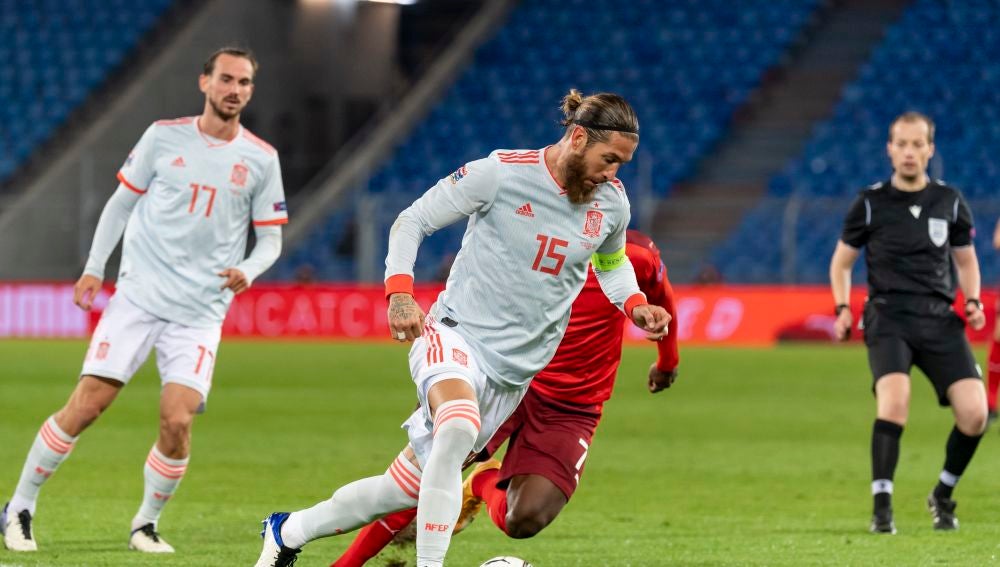 Sergio Ramos, en acción ante Suiza