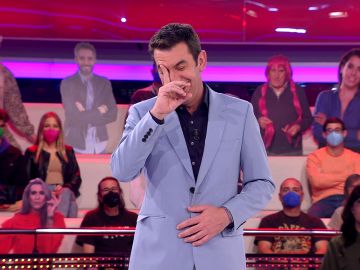 Doble chiste de Arturo Valls gracias al huerto urbano de una concursante de ‘¡Ahora caigo!’