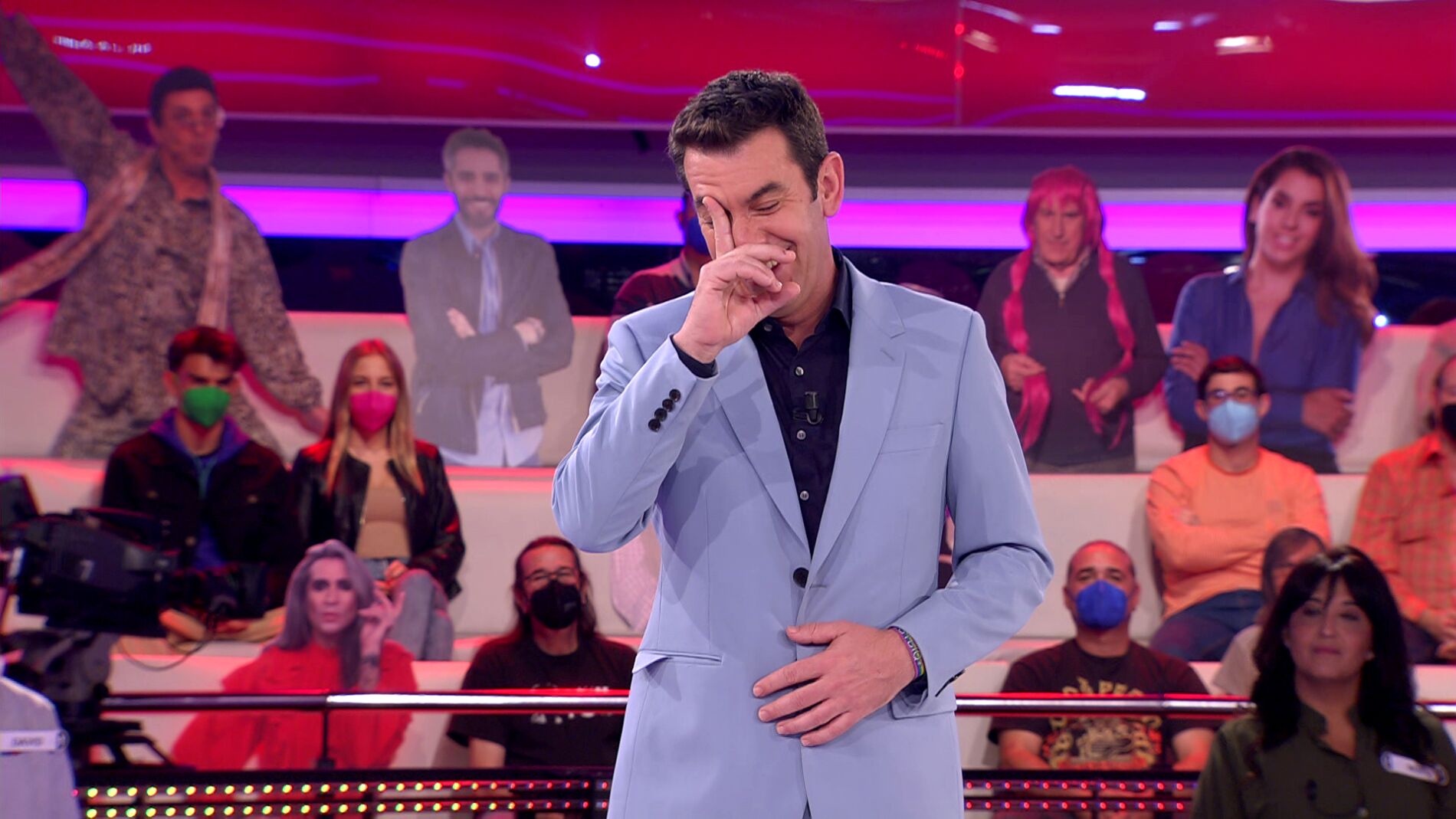 Doble chiste de Arturo Valls gracias al huerto urbano de una concursante de ‘¡Ahora caigo!’