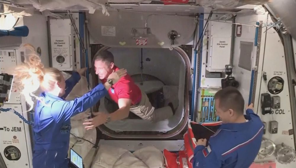 Los cuatro astronautas del Space X ya están en la EEI