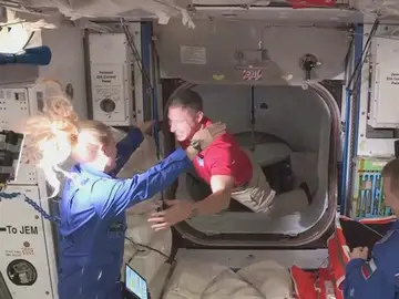 Los cuatro astronautas del Space X ya están en la EEI Los cuatro astronautas del Space X ya están en la EEI