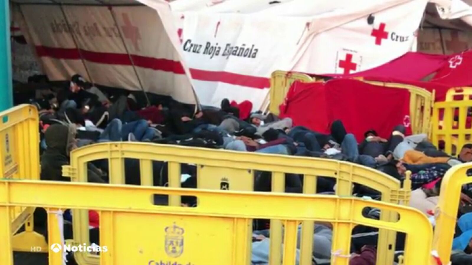 Hacinados decenas de inmigrantes en el puerto de Arguineguin, en Gran Canaria 