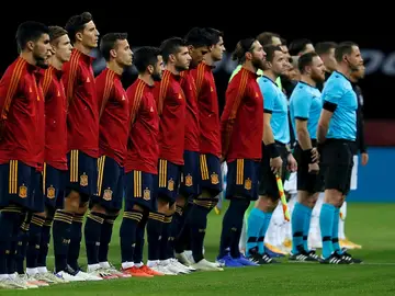 Los jugadores de la Selección española durante la ceremonia de los himnos Los jugadores de la Selección española durante la ceremonia de los himnos