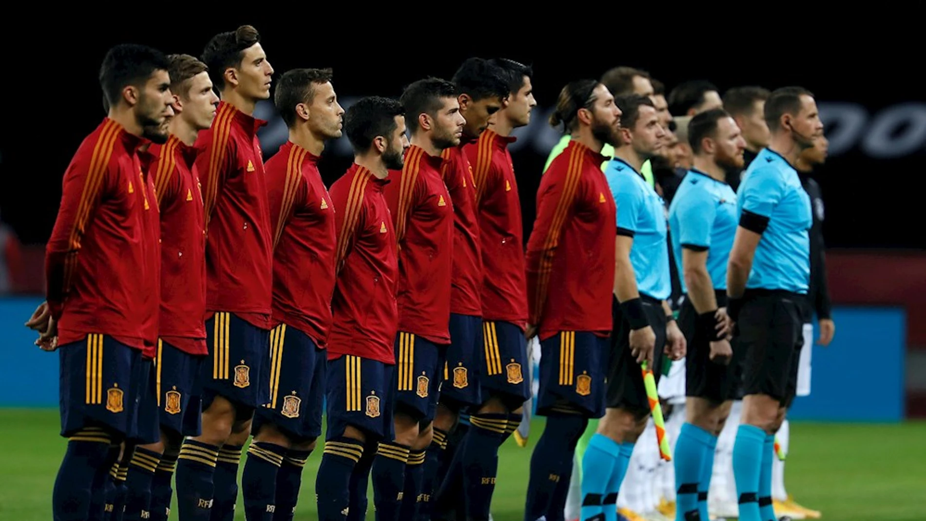 Los jugadores de la Selección española durante la ceremonia de los himnos Los jugadores de la Selección española durante la ceremonia de los himnos