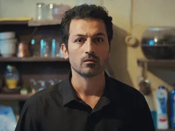 Bahar responde a Arif la pregunta que más le duele: “Si Sarp llama a tu puerta, ¿le dejarías volver?” Bahar responde a Arif la pregunta que más le duele: “Si Sarp llama a tu puerta, ¿le dejarías volver?”