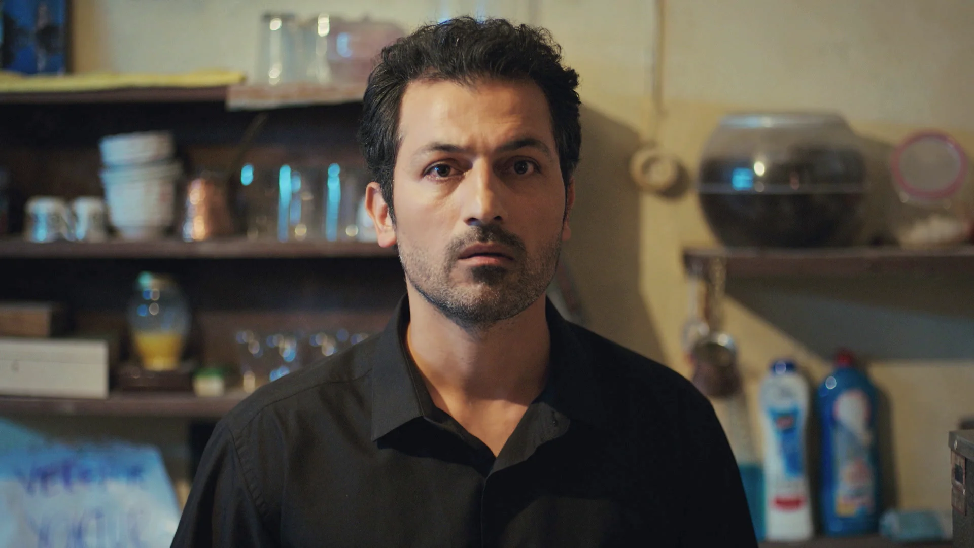 Bahar responde a Arif la pregunta que más le duele: “Si Sarp llama a tu puerta, ¿le dejarías volver?” Bahar responde a Arif la pregunta que más le duele: “Si Sarp llama a tu puerta, ¿le dejarías volver?”
