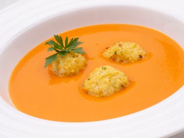 La receta "barata, sabrosa y que quita el hambre", de Karlos Arguiñano: crema de calabaza y naranja con bocados de mijo