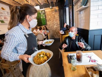 Un restaurante de Sevilla que iba a cerrar por el coronavirus reabre para ayudar a los más necesitados