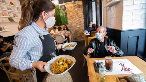 Un restaurante de Sevilla que iba a cerrar por el coronavirus reabre para ayudar a los más necesitados Un restaurante de Sevilla que iba a cerrar por el coronavirus reabre para ayudar a los más necesitados